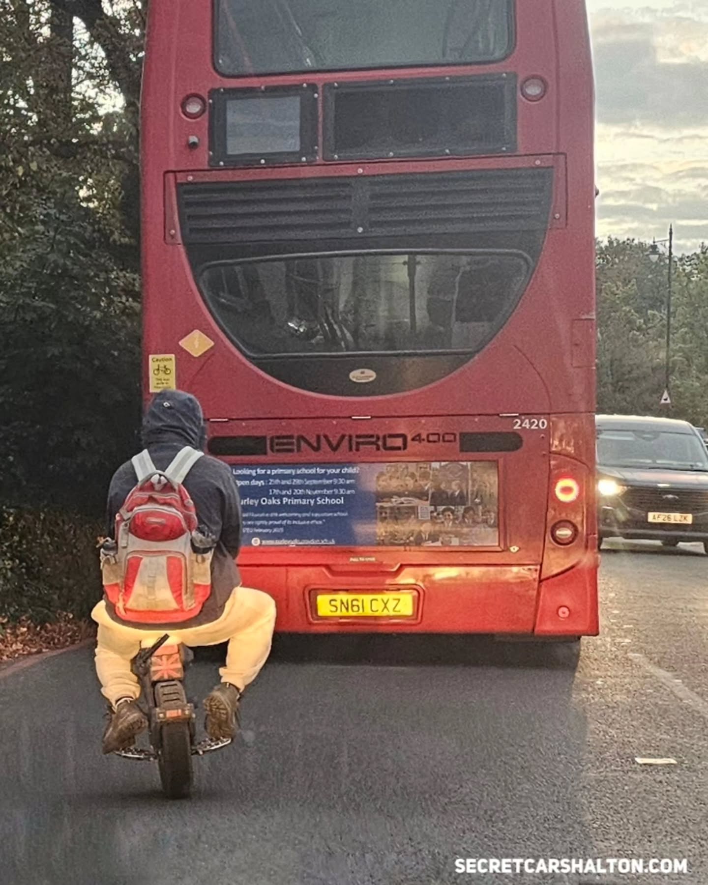 😯 A one-wheeled electric thing following a bus near Carshalton Ponds this evening. Fancy getting one? Back end of a bu…